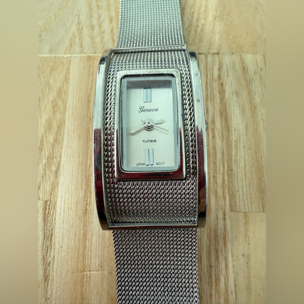 Geneva ladies silver tone rectangular stainless steel watch NEW BATTERY